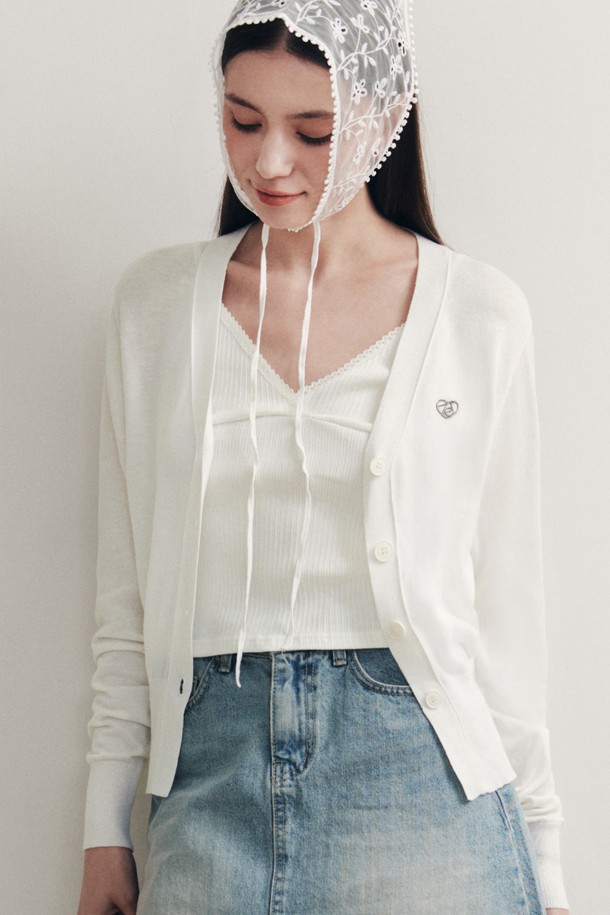 **[3컬러] 하트 펜던트 가디건**

베이직, 우아한 스타일의 여성 가디건입니다. 봄, 가을 시즌에 적합하며, 루즈핏으로 편안하게 착용 가능합니다. V넥 디자인에 긴 소매 기장으로 제작되었으며, 아크릴, 면 혼방 소재로 부드러운 촉감을 선사합니다. 블랙, 화이트, 베이지 3가지 컬러로 만나보세요. 하트 펜던트 장식과 매트한 디테일이 돋보이며, 데이트룩, 카페룩, 모임룩 등 다양한 TPO에 활용하기 좋습니다.
