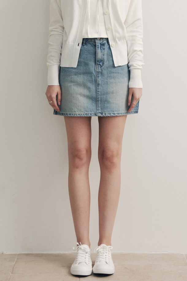 산뜻한 라이트 인디고 컬러의 베이직 미니 데님 스커트입니다. 면 소재의 A라인 핏으로 제작되어 편안하면서도 여성스러운 실루엣을 연출합니다. 봄, 여름 시즌에 활용하기 좋으며, 뻣뻣함과 부드러움이 공존하는 촉감과 무지 디자인으로 어떤 상의에도 잘 어울리는 데일리 아이템입니다.
