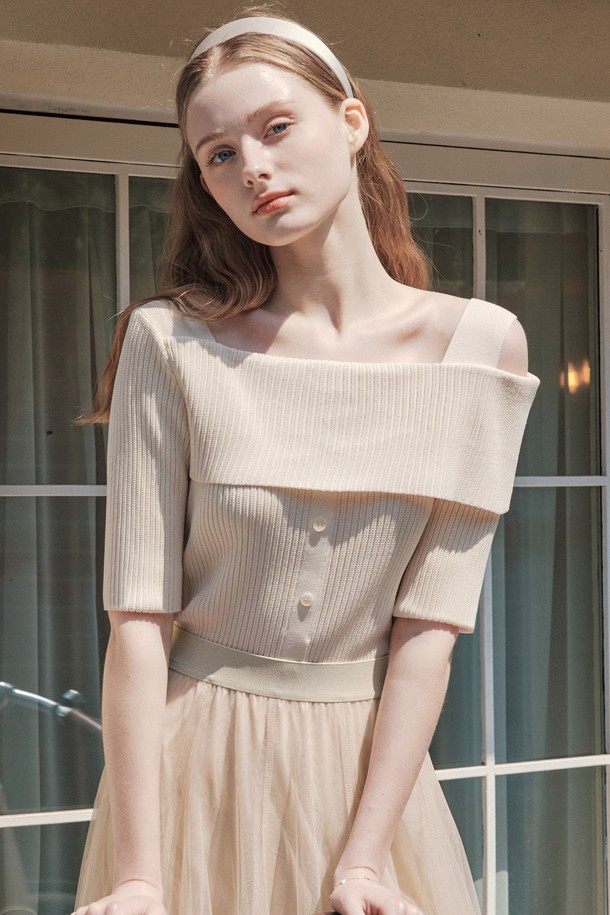 **[2컬러] 버튼 포인트 언발란스 니트**는 바닐라 베이지와 애쉬 블루 두 가지 색상으로 출시되었으며, 봄, 여름에 활용하기 좋은 여성용 니트/스웨터입니다. 레이온과 나일론 혼방의 부드러운 촉감과 중간 두께감으로 편안하게 착용 가능하며, 언밸런스 숄더 오프닝과 버튼 디테일이 세련된 포인트를 더합니다. 슬림핏 스퀘어넥 디자인에 골지 패턴, 반소매 기장으로 시원하고 베이직한 스타일을 연출하며, 꼬임사 사용으로 통기성이 뛰어나고 비침 없이 신축성 있게 즐길 수 있습니다.
