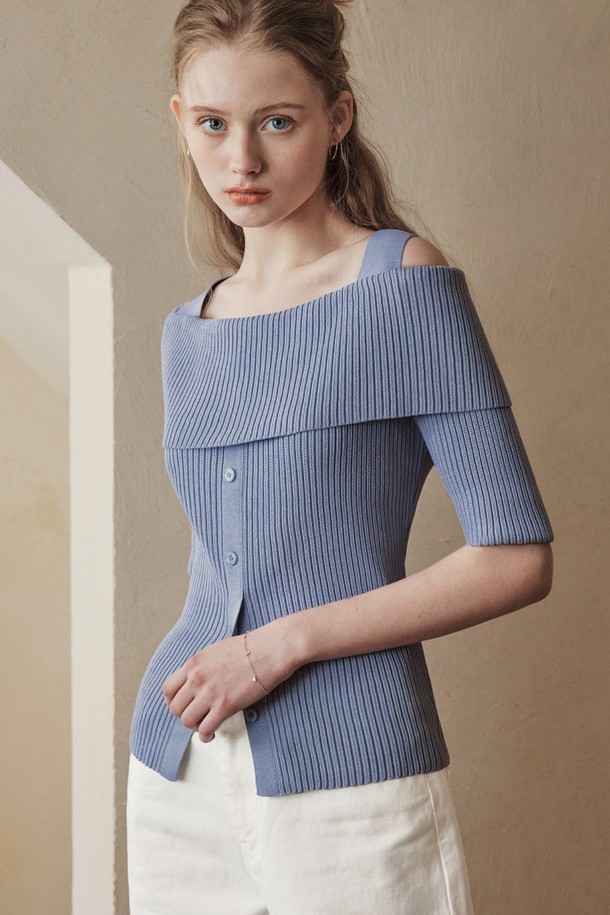 [2컬러] 버튼 포인트 언발란스 니트는 부드러운 촉감의 레이온, 나일론 혼방 소재로 제작되어 봄, 여름 시즌에 시원하게 착용하기 좋습니다. 슬림핏 디자인에 언밸런스 숄더 오픈과 버튼 디테일이 더해져 모던하면서도 미니멀한 스타일을 연출하며, 하이트위스트 원사를 사용하여 통기성이 뛰어나고 신축성 있게 활동할 수 있습니다. 바닐라 베이지, 애쉬 블루 두 가지 컬러로 만나보세요.
