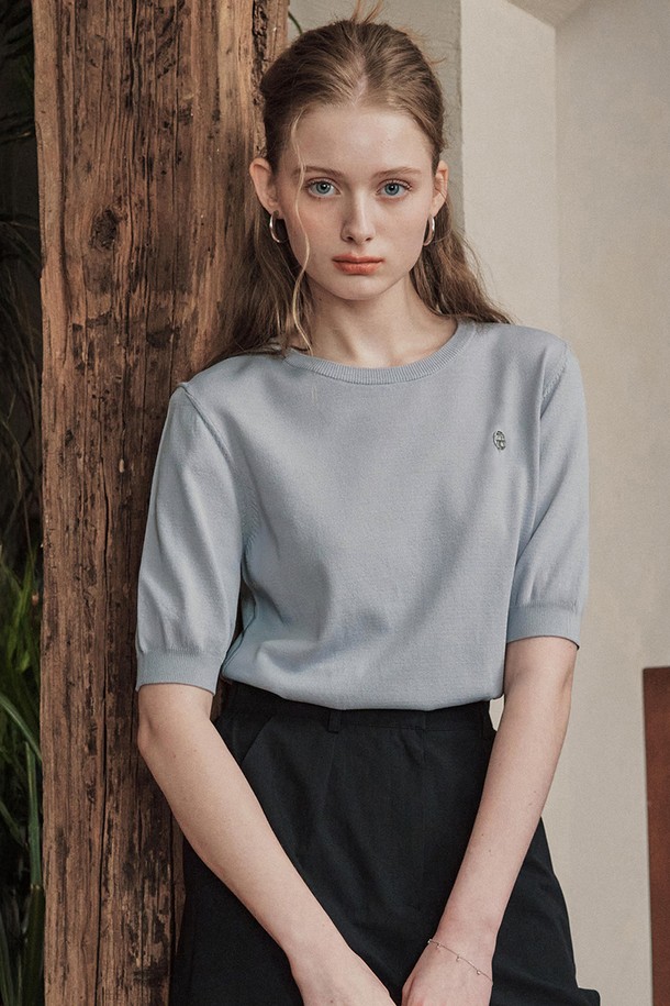 [3컬러] 스무디 반팔 스웨터는 부드러운 레이온, 나일론 혼방 소재로 제작되어 편안한 착용감을 선사하며, 얇은 두께로 봄, 여름에 시원하게 입을 수 있습니다. 루즈핏 디자인에 밑단 와이드 실루엣이 특징이며, 라이트그레이, 크림, 네이비 3가지 색상으로 다양한 스타일을 연출할 수 있습니다. 베이직하고 미니멀한 무드를 담아 일상에서 활용하기 좋은 라운드넥 반팔 스웨터입니다.
