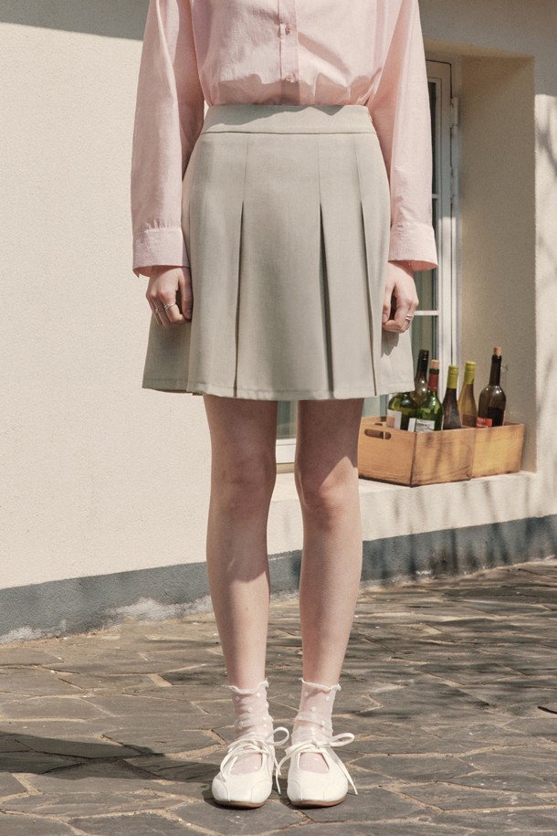 베이지와 블루, 2가지 컬러로 만나보는 [2컬러] 라이트 플리츠 스커트입니다. 폴리에스테르와 폴리우레탄 혼방 소재로 제작되어 봄, 여름 시즌에 적합하며, 투톤 원사 혼용으로 은은한 밝기를 더했습니다. A라인 핏과 플리츠 디자인이 어우러져 미니멀하면서도 베이직한 스타일을 연출하며, 안감이 있어 비침 걱정 없이 편안하게 착용할 수 있습니다.
