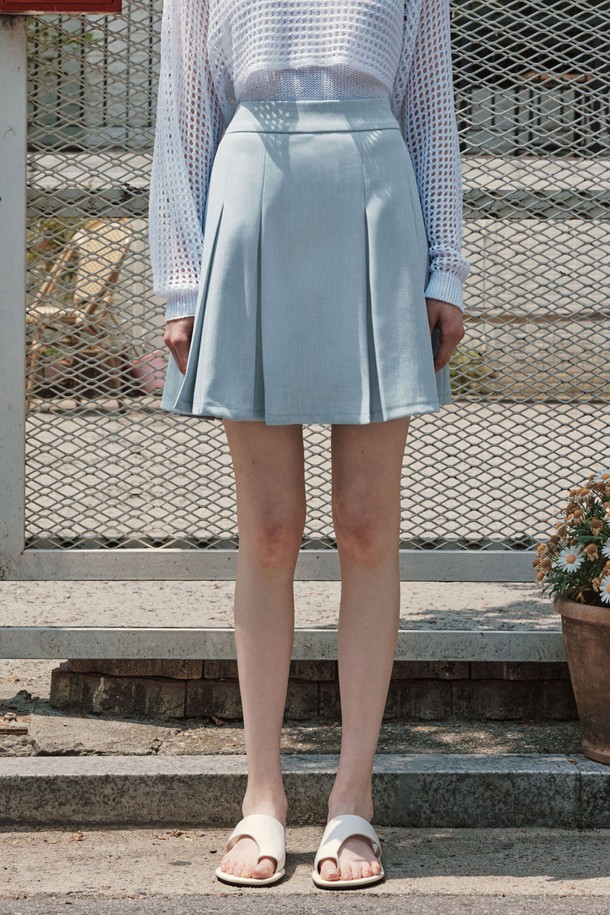 "BEIGE"와 "BLUE" 두 가지 색상으로 출시된 "[2컬러] 라이트 플리츠 스커트"는 봄, 여름 시즌에 어울리는 미디 기장의 플리츠 스커트입니다. A라인 핏과 시원한 촉감의 폴리에스테르, 폴리우레탄 혼방 소재로 제작되었으며, 투톤 원사를 사용하여 은은한 멋을 더했습니다. 안감이 있어 비침 걱정 없이 편안하게 착용 가능하며, 허리 뒷부분의 버튼 여밈과 백 슬릿 디테일로 활동성을 높였습니다.
