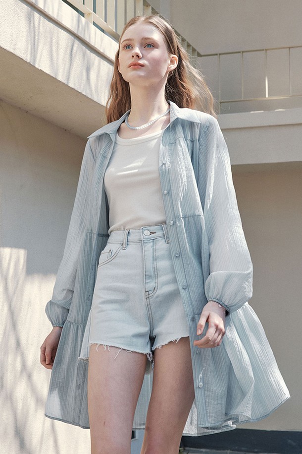 **레인 셔츠 원피스 / 블루 (긴팔ver)**

산뜻한 스카이블루 컬러의 레인 셔츠 원피스입니다. 텐셀, 나일론, 폴리에스터 혼방 소재로 제작되어 가볍고 부드러운 촉감을 선사하며, 봄, 여름 시즌에 시원하게 착용하기 좋습니다. 허리 스트랩으로 핏 조절이 가능하며, 이너 슬립 원피스가 포함되어 있어 더욱 편안하게 스타일링할 수 있습니다. 셔츠와 원피스 두 가지 스타일로 연출할 수 있으며, 루즈핏과 셔츠 칼라 디자인으로 페미닌한 무드를 더했습니다. 데이트룩, 카페룩, 여행룩 등 다양한 TPO에 맞춰 클래식, 미니멀, 로맨틱 스타일을 완성해보세요.
