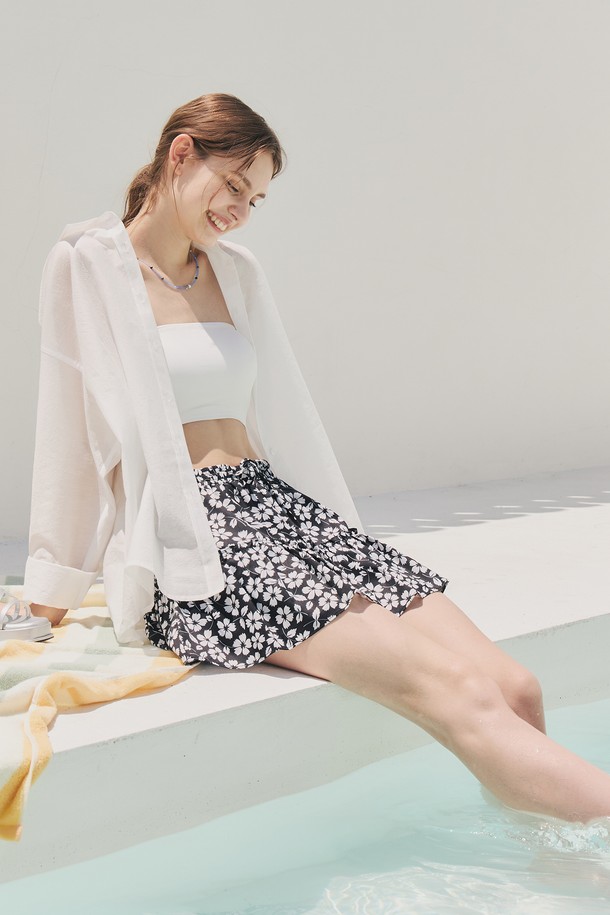 [3컬러] 로맨티코 셔츠는 여름에 어울리는 여성용 긴소매 셔츠/블라우스입니다. 블루, 핑크, 화이트 색상으로 출시되었으며, 무지 패턴의 얇고 부드러운 면, 폴리에스테르 혼방 소재로 제작되어 일상복은 물론 비치웨어로도 활용하기 좋습니다. 드롭 숄더 디자인과 여유 있는 오버핏 실루엣이 특징이며, 로맨틱하고 캐주얼한 스타일을 연출할 수 있습니다.
