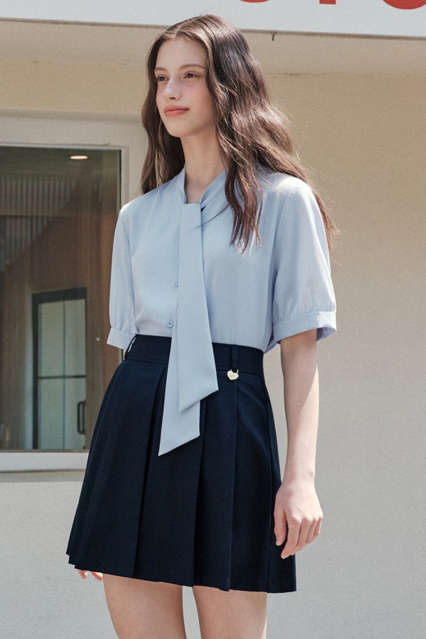 블루 컬러의 반팔 타이 블라우스입니다. 부드러운 폴리에스테르 소재로 제작되어 봄, 여름 계절에 시원하게 착용할 수 있습니다. 루즈핏으로 편안하며, 벌룬 소매 디자인이 특징입니다. 타이넥 라인과 무지 패턴이 클래식하고 베이직한 스타일을 연출하며, 데이트룩, 카페룩, 오피스룩 등 다양한 TPO에 활용 가능해 활용도가 높습니다. 약간의 비침과 적당한 신축성, 가벼운 중량감으로 편안한 착용감을 선사합니다.
