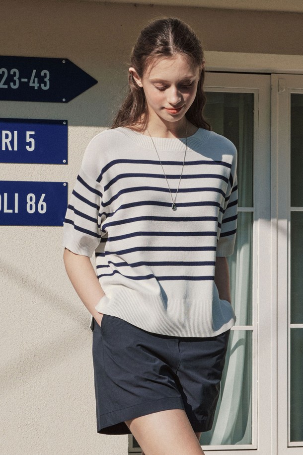 **스트라이프 라운드넥 니트 (반팔.VER)**는 아이보리, 화이트 컬러의 스트라이프 패턴 반팔 니트입니다. 봄, 여름 시즌에 어울리며, 부드러운 촉감의 폴리에스터와 비스코스 혼방 소재로 제작되어 편안한 착용감을 선사합니다. 슬림핏으로 로맨틱하고 베이직한 스타일을 연출하며, 드롭숄더 디자인과 라운드넥 또는 보트넥으로 여성스러운 실루엣을 강조합니다. 데이트룩, 카페룩, 봄 소풍룩 등 다양한 TPO에 활용하기 좋으며, 미니멀, 클래식 스타일을 선호하는 분들께 추천합니다.
