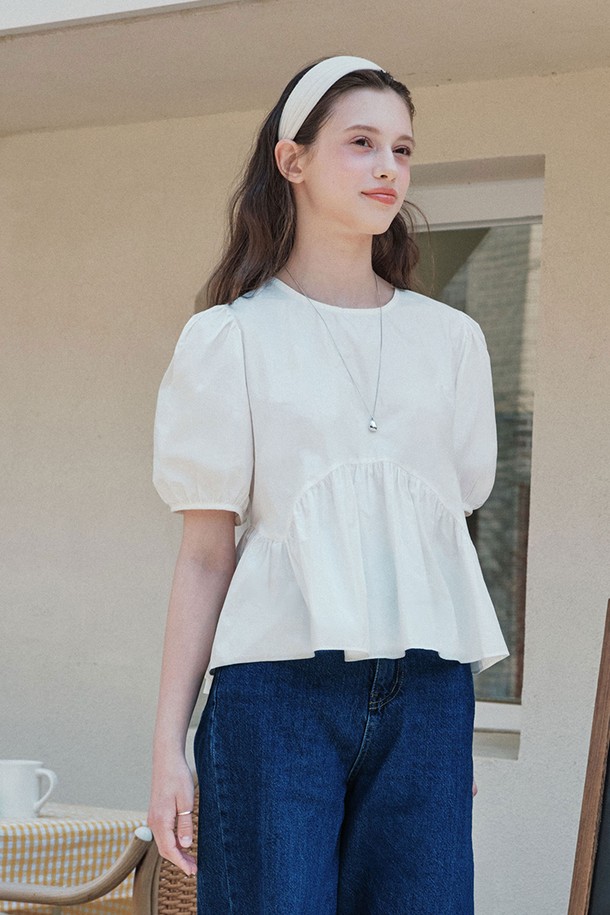 화사한 화이트 컬러의 데이지 퍼프 블라우스 (반팔ver)입니다. 부드러운 면 소재로 제작되어 봄, 여름 계절에 시원하게 착용 가능하며, 로맨틱하면서도 베이직한 스타일을 연출합니다. 루즈핏에 라운드넥 디자인, 퍼프 소매와 페플럼 디테일이 사랑스러운 분위기를 더하며, 뒷면 단추로 포인트를 주었습니다. 얇은 두께감으로 비침이 있을 수 있으니, 이너웨어와 함께 코디하여 즐겨 입으세요.
