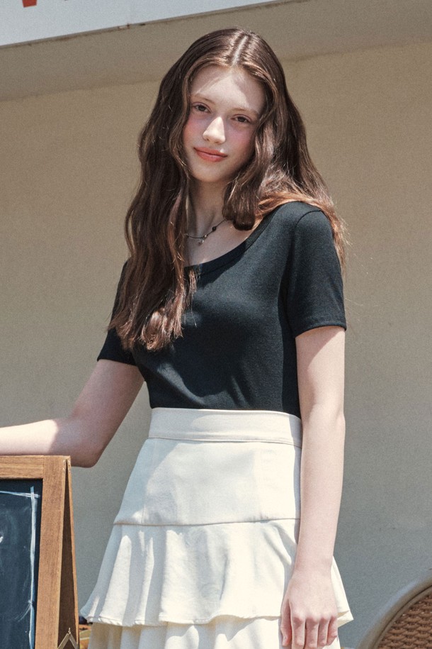 [2컬러] 골지 U넥 반팔 티셔츠는 부드러운 촉감과 뛰어난 신축성을 자랑하며, 슬림핏으로 바디에 밀착되는 실루엣을 연출합니다. 면, 폴리에스테르, 스판덱스 혼방 소재로 제작되었으며, 블랙, 화이트 두 가지 색상으로 만나보실 수 있습니다. 베이직하고 미니멀한 스타일로 단독 착용은 물론 이너웨어로도 활용하기 좋아 다양한 룩을 연출할 수 있습니다.
