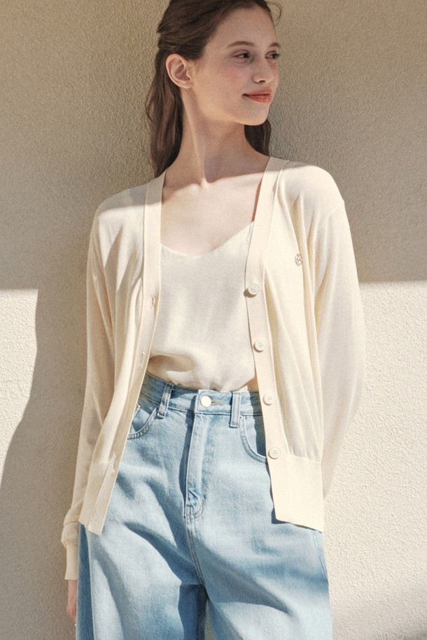 "썸머 제로" 로고 펜던트 가디건은 여성스러운 무드를 연출하는 여름용 니트 가디건입니다. 부드럽고 시원한 레이온과 나일론 혼방 소재로 제작되어 차갑고 부드러운 촉감을 선사합니다. 라운드넥에 긴 소매 기장으로 디자인되었으며, 허리 라인을 잡아주는 레귤러핏 실루엣이 특징입니다. 버터 옐로우, 라이트 그레이, 아이보리, 블랙 4가지 색상으로 출시되었으며, 로고 단추와 팬던트 디테일로 포인트를 더했습니다. 데이트룩, 카페룩, 미니멀, 클래식, 캐주얼 스타일을 즐기는 분들께 추천합니다.
