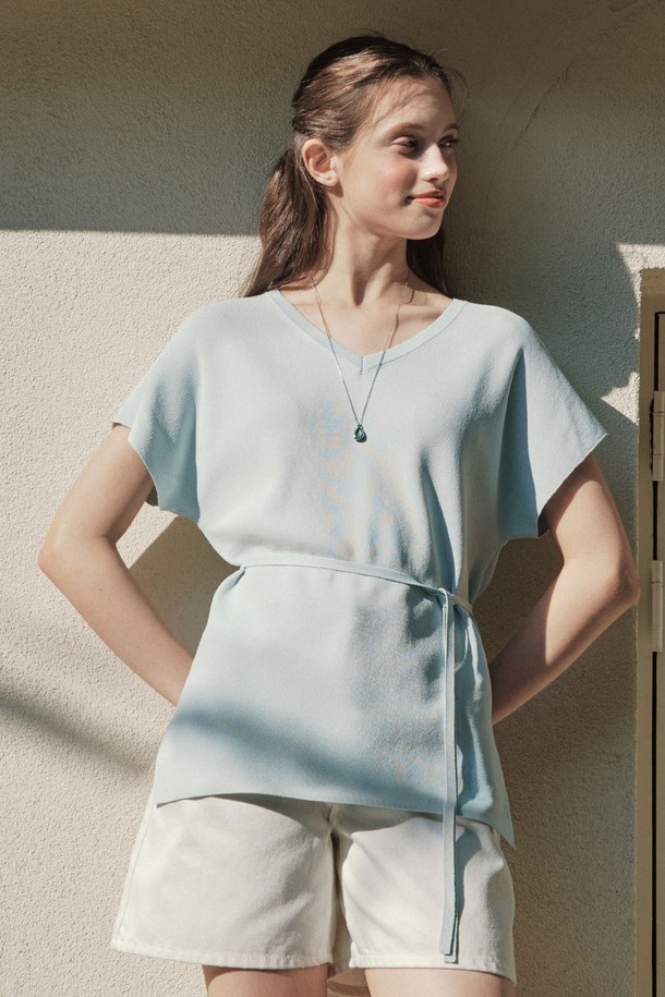 [2컬러] 돌먼 스트랩 니트는 레이온과 나일론 혼방으로 제작되어 시원하고 가벼운 착용감을 선사하며, 봄, 여름 시즌에 적합합니다. 로맨틱한 무드를 연출하는 슬림핏 디자인으로, 유니크한 넥 라인과 돌먼 슬리브, 와이드 숄더라인이 특징입니다. 허리 스트랩으로 다양한 스타일을 연출할 수 있으며, 신축성이 있어 편안하게 착용 가능합니다.
