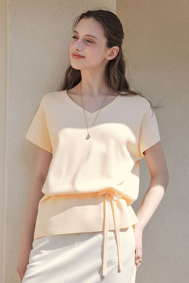 [2컬러] 돌먼 스트랩 니트는 레이온과 나일론 혼방 소재로 부드러운 촉감을 선사하며, 슬림핏으로 여성스러운 실루엣을 연출합니다. V넥 디자인에 민소매 및 스트랩 소매로 시원함을 더하고, 허리 스트랩과 돌먼 슬리브 패턴으로 로맨틱한 무드를 강조합니다. 스카이, 옐로우, 크림 3가지 컬러로 출시되어 봄, 여름 시즌 일상에서 폭넓게 활용 가능하며, 신축성 있는 소재로 편안한 착용감을 제공합니다.
