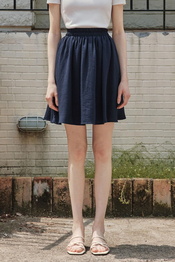 네이비 컬러의 린넨 밴딩 숏 팬츠 스커트는 여름철 데일리 및 캐주얼룩에 적합한 여성 의류입니다. 부드러운 린넨 혼방 소재로 제작되어 편안한 착용감을 선사하며, A라인 플레어 실루엣이 여성스러운 분위기를 더합니다. 허리 전체 밴딩, 사이드 포켓, 이너 팬츠 내장으로 실용성을 높였으며, 중간 두께감으로 시원하게 즐길 수 있습니다.
