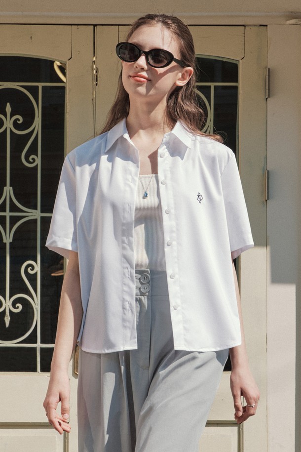 부드러운 촉감의 폴리에스테르, 대나무, 폴리우레탄 혼방 소재로 제작된 여성용 반팔 링클 프리 셔츠입니다. 미니멀하고 베이직한 스타일로, 옐로우, 핑크, 블루, 화이트 4가지 컬러로 출시되었습니다. 카라넥에 루즈핏 레귤러 기장으로 편안하게 착용 가능하며, 링클 프리 기능과 로고 자수 디테일로 실용성과 디자인을 모두 잡았습니다.
