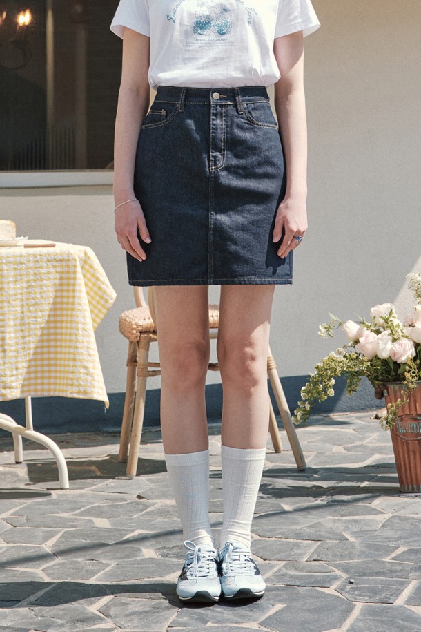 **인디고 미니 데님 스커트**는 여성의 일상룩에 미니멀한 매력을 더하는 베이직 아이템입니다. 중간 두께의 논페이드 데님 소재로 제작되어 컬러 유지력이 뛰어나며, H라인 슬림핏 디자인이 세련된 실루엣을 연출합니다. 신축성이 없고 안감과 비침이 없어 편안하게 착용할 수 있습니다.
