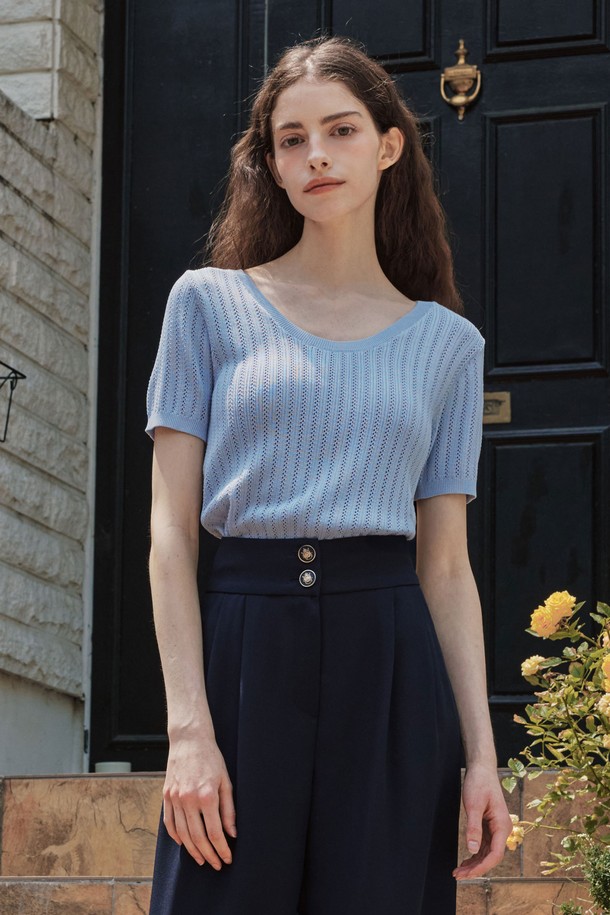 시원한 펀칭 디테일이 돋보이는 여성 반팔 니트입니다. 레이온과 나일론 혼방으로 제작되어 통기성이 좋고 가벼운 착용감을 선사하며, 퍼프 소매와 허리 실루엣으로 여성스러운 라인을 강조합니다. 스카이블루와 네이비, 두 가지 컬러 옵션으로 만나보세요.
