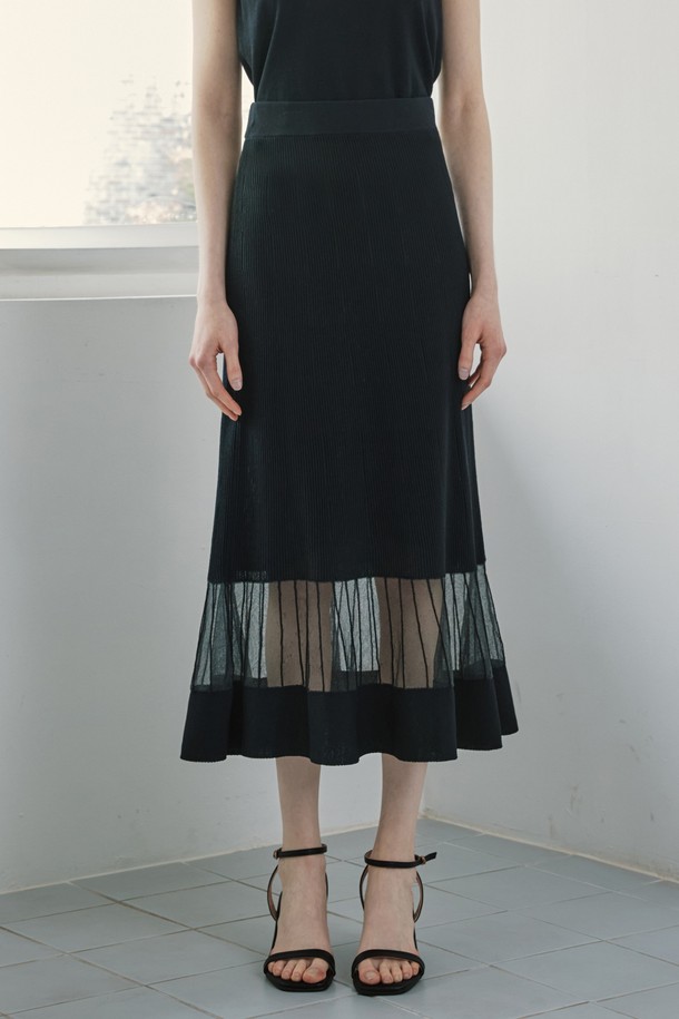 미스티 플레어 니트 스커트 블랙은 레이온, 나일론 혼방의 슬림핏 플레어 스커트로, 봄과 가을에 어울리는 데일리 아이템입니다. 시원한 촉감의 중간 두께 골지 패턴이며, 밴딩 처리와 콘트라스트 보더, 하이트위스트 원사 디테일이 돋보입니다. 비침이 있는 디자인으로 엘레강스한 분위기를 연출합니다.
