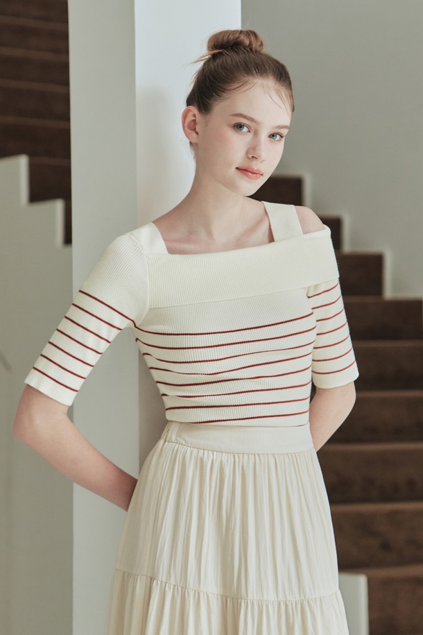 세련된 페미닌 무드를 연출하는 반팔 스트라이프 오프숄더 스웨터입니다. 아크릴, 폴리에스터, 모달, 나일론 혼방 소재로 제작되어 부드러운 촉감과 유연한 착용감을 선사하며, 은은한 광택감으로 고급스러운 분위기를 더합니다. 언발란스 오프숄더 디자인과 한쪽 어깨만 드러나는 매력적인 실루엣으로 데일리룩, 데이트룩에 포인트를 줄 수 있으며, 이너웨어 끈이 가려져 노출 부담 없이 편안하게 착용 가능합니다.
