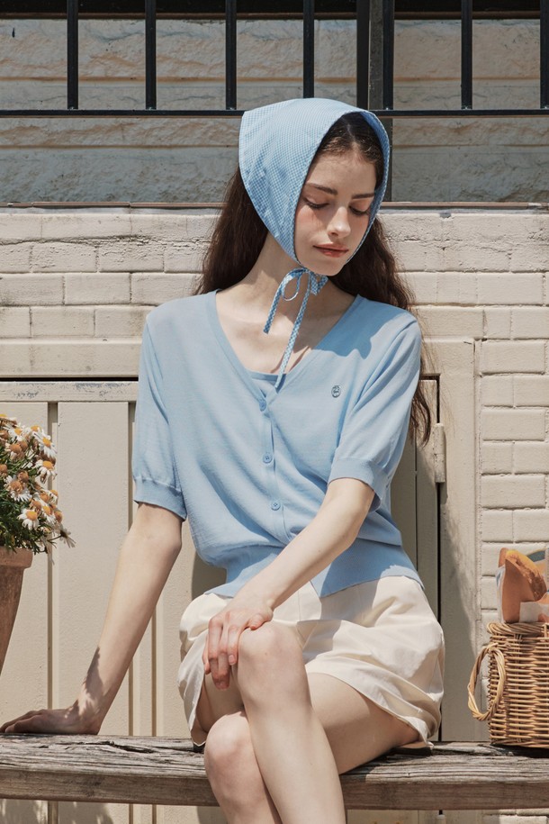 부드러운 촉감의 레이온, 나일론 혼방 소재로 제작된 [2컬러] 샤베트 나시 & 가디건 세트입니다. 봄, 여름 시즌에 어울리는 얇은 두께감과 레귤러핏으로 편안하게 착용 가능하며, 베이직하고 캐주얼한 스타일을 연출합니다. 라운드넥 디자인의 민소매 나시와 반소매 가디건 구성으로, 실버 펜던트 디테일과 립 디테일 마감으로 포인트를 더했습니다. 블루, 크림 두 가지 색상으로 출시되었으며, 신축성이 있어 편안하게 활동할 수 있습니다. 살짝 비침이 있을 수 있습니다.
