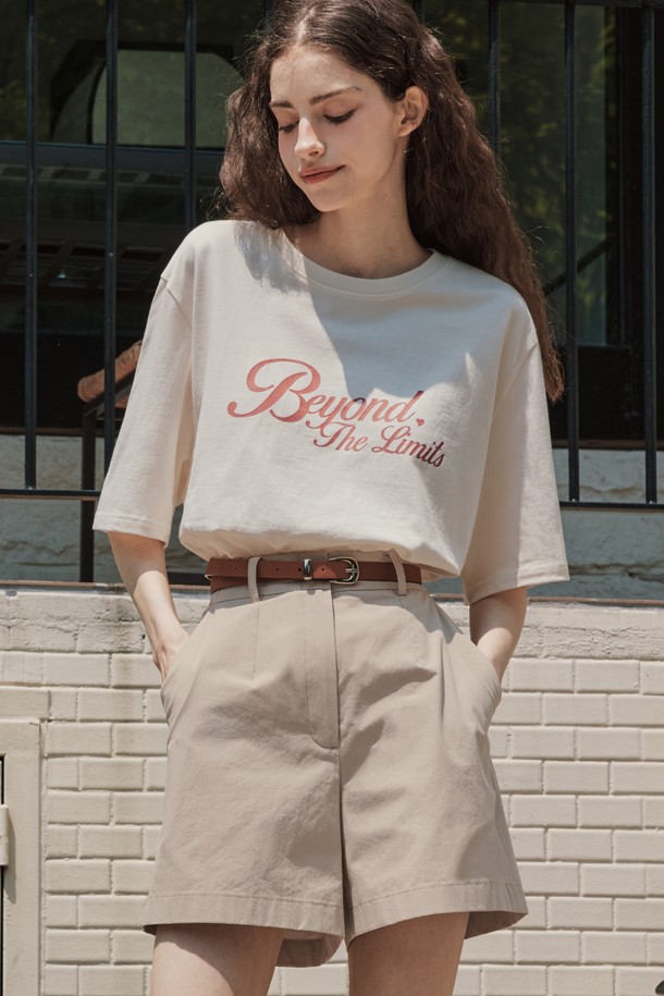 [2컬러] 트윙클 반팔 티셔츠는 여성 의류로, 봄, 여름 시즌 데일리룩 연출에 적합합니다. 부드러운 면 소재로 제작되어 쾌적한 착용감을 선사하며, 오버핏으로 편안한 스타일을 연출합니다. 라운드넥 디자인에 레터링과 자수 무늬가 더해져 캐주얼한 분위기를 줍니다. 사이드 트임 디테일과 어깨 라인 체인스티치 봉제, 후면 넥 아래 하트 자수 디테일이 특징입니다. 동네 마실룩, 카페룩 등 다양한 TPO에 미니멀하면서도 캐주얼한 스타일을 더해보세요.
