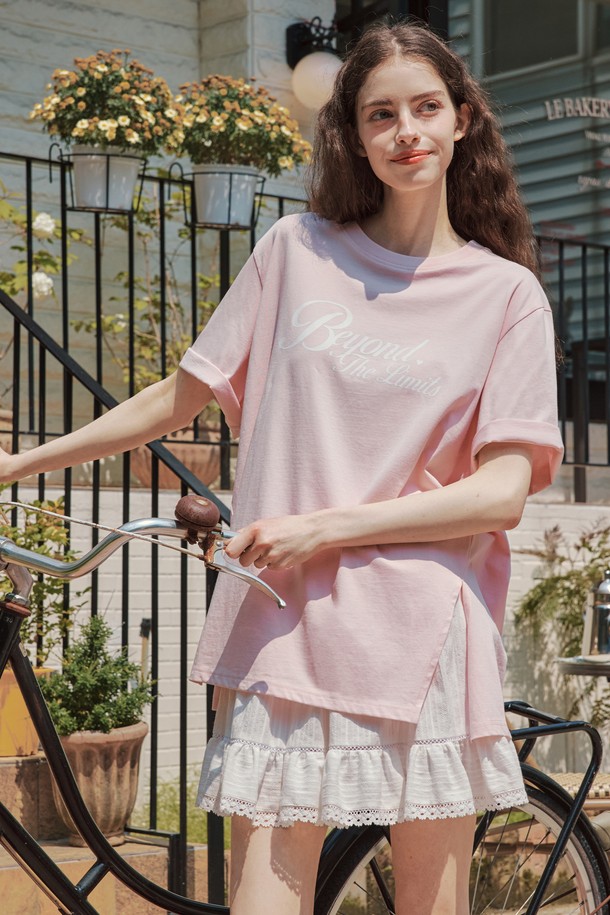 "2컬러" 트윙클 반팔 티셔츠는 여성 의류로, 일상에서 캐주얼하게 착용하기 좋은 반팔 티셔츠입니다. Light Beige와 Pink 두 가지 색상으로 출시되었으며, 여름에 적합한 중간 두께의 면 소재로 제작되었습니다. 오버핏 디자인에 라운드넥으로 편안한 착용감을 선사하며, 사이드 슬릿 디테일과 하트 자수 장식, 체인 스티치 봉제가 특징입니다. 미니멀하고 캐주얼한 스타일로 동네 마실룩과 카페룩에 모두 잘 어울립니다. 신축성이 있어 활동성을 높였습니다.
