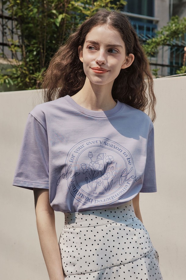 플라워 레터링 반팔 티셔츠 / 라일락은 캐주얼하고 트렌디한 스타일을 연출하기에 좋은 여성 반팔 티셔츠입니다. 부드러운 면 소재로 제작되어 쾌적한 착용감을 선사하며, 라운드넥과 루즈핏 디자인으로 편안하게 착용할 수 있습니다. 라일락, 라이트 카키, 라이트 베이지, 네이비, 화이트, 블랙 6가지 다채로운 컬러로 출시되어 취향에 맞는 스타일을 선택할 수 있습니다. 플라워와 레터링, 프린트가 조화롭게 어우러진 감도 높은 그래픽이 돋보이며, 데이트룩이나 카페룩과 같은 TPO에 잘 어울립니다. 미니멀한 스타일을 선호하는 분들께 추천합니다.
