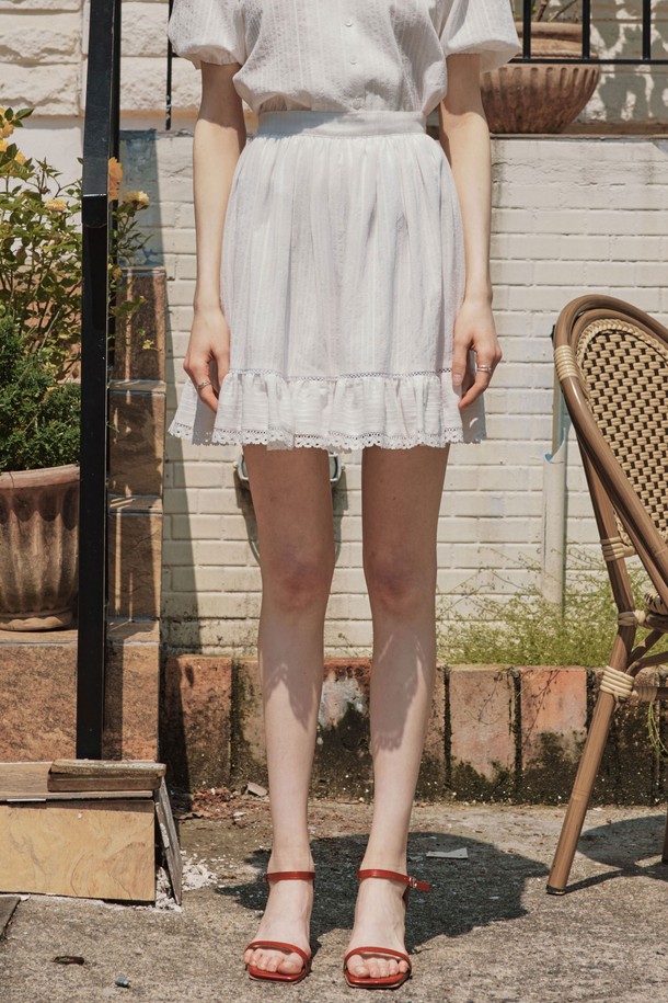 여성스러운 무드의 키튼 레이스 스커트입니다. 부드러운 면과 폴리에스테르 혼방 소재로 제작되어 편안한 착용감을 선사하며, 시원한 여름철에 어울리는 통기성을 갖췄습니다. A라인 플리츠 디자인에 허리 밴딩과 안감 처리가 되어 있어 활동성을 높였으며, 은은하게 비치는 레이스 디테일로 페미닌한 매력을 더했습니다.
