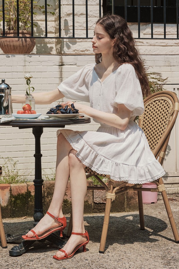 화사한 레이스 패턴과 퍼프 소매 디테일이 돋보이는 키튼 퍼프 레이스 블라우스입니다. 부드러운 면 소재로 제작되어 봄, 여름 시즌에 시원하고 편안하게 착용할 수 있으며, 페미닌한 무드를 연출합니다. 루즈핏 브이넥 디자인으로 여성스러운 실루엣을 강조하며, 약간의 비침이 있어 더욱 매력적입니다.
