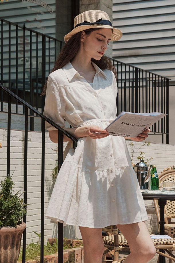 로맨틱하고 페미닌한 무드의 아이보리 컬러 소프트 셔츠 원피스입니다. 부드러운 면, 레이온, 폴리에스터 혼방 소재에 레이스 패턴과 셔츠 칼라 디자인으로 여성스러운 분위기를 더했습니다. 루즈핏에 허리 스트링으로 실루엣을 조절할 수 있으며, 이너 드레스가 포함되어 비침 걱정 없이 편안하게 데일리 또는 일상복으로 활용 가능합니다.
