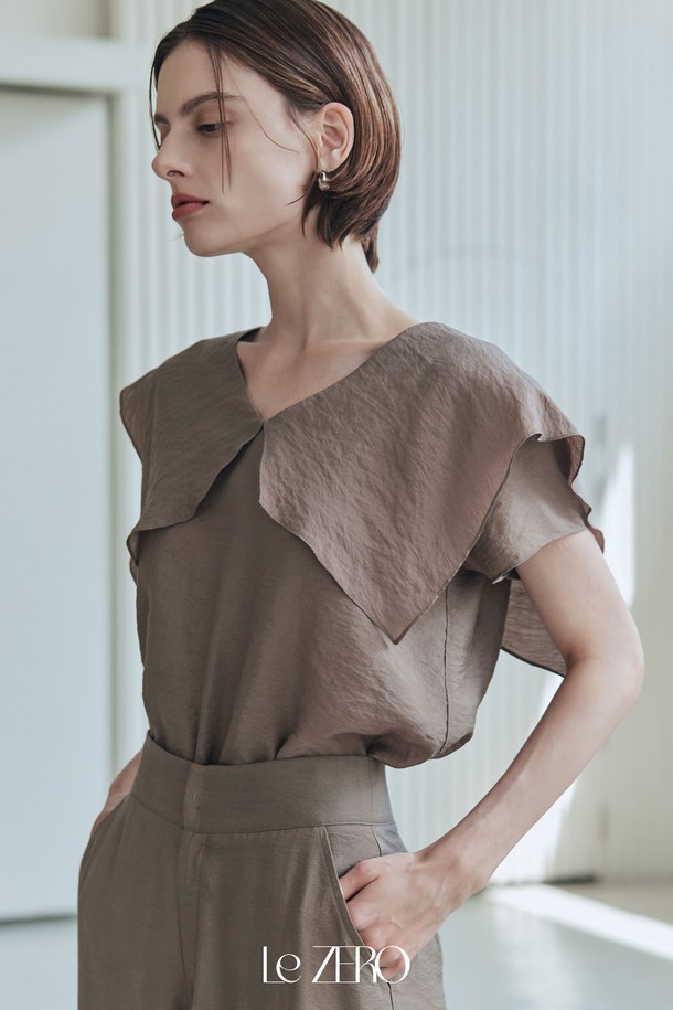 "르제로 플로웨어 프릴 블라우스 / 쿨 브라운"은 우아한 스타일을 연출하는 여성 블라우스입니다. 린넨 조직감과 시원한 터치감의 레이온, 나일론 혼방 소재로 제작되어 여름에도 쾌적하게 착용 가능하며, 루즈핏과 브이넥 디자인으로 편안함을 더했습니다. 긴 소매와 프릴 디테일이 여성스러운 분위기를 자아내며, 뒷 단추와 옆트임으로 포인트를 주었으며 비침 걱정 없이 부드럽고 매끄러운 촉감을 느낄 수 있습니다.
