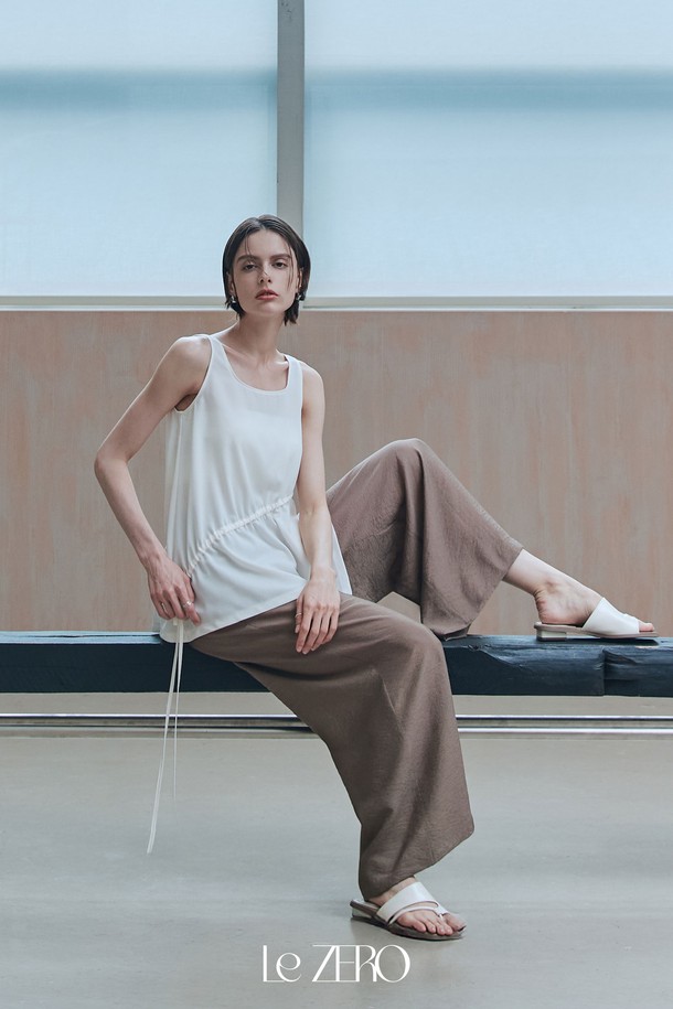 르제로 플레어 언발란스 슬리브리스 아이보리 컬러 제품입니다. 미니멀한 디자인에 라운드넥으로 깔끔함을 더했으며, 얇고 가벼운 폴리에스테르 소재로 제작되어 여름철 시원하게 착용할 수 있습니다. 언발란스 햄라인과 허리 스트링 디테일이 특징이며, 비침이 있을 수 있으니 주의하여 착용하십시오. 루즈핏으로 편안한 착용감을 선사합니다.
