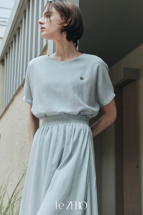 산뜻한 스카이 블루 컬러의 르제로 쿨 린넨 블라우스 & 스커트 세트입니다. 린넨, 레이온, 폴리에스테르 혼방의 부드러운 촉감과 루즈핏으로 편안하게 착용 가능하며, 라운드넥 반소매 디자인에 블라우스 밑단과 스커트 허리 밴딩으로 활동성을 더했습니다. 우아하고 러블리한 무드를 연출하며, 단품으로도 활용할 수 있어 데일리룩 또는 일상복으로 좋습니다.
