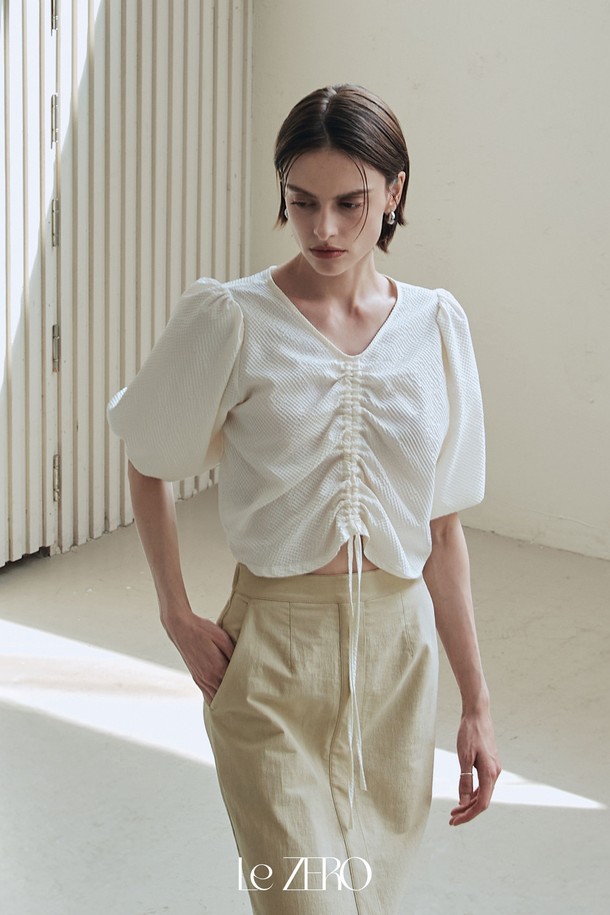 르제로 시어서커 스트링 블라우스 / 크림은 여름에 시원하게 즐길 수 있는 여성 블라우스입니다. 크림색상의 레귤러 핏으로, 폴리에스테르 소재의 시어서커 패턴이 특징이며, 브이넥 디자인에 반소매와 퍼프 소매, 밴딩 커프스로 페미닌한 무드를 더했습니다. 앞면 스트링으로 핏을 조절할 수 있어, 다양한 스타일 연출이 가능합니다.
