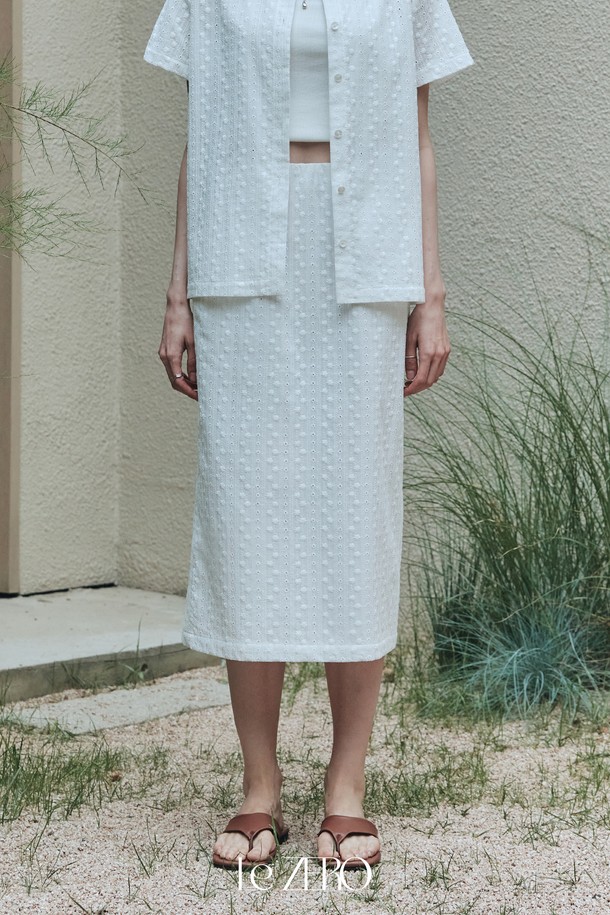 르제로 에어코튼 레이스 스커트는 부드러운 면 소재로 제작되어 봄, 여름 시즌 데일리 룩에 적합한 여성용 레이스 스커트입니다. 우아한 H라인 핏에 플라워, 스트라이프 패턴의 레이스 디테일이 돋보이며, 얇고 시스루 디자인으로 시원한 착용감을 선사합니다. 바이오 가공 처리 및 이너 라이닝을 더해 섬세하면서도 편안한 착용감을 느낄 수 있습니다.
