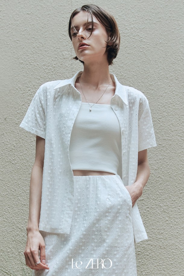 르제로 에어코튼 레이스 셔츠는 여성용 상의로, 봄과 여름에 어울리는 릴랙스핏 디자인의 셔츠/블라우스입니다. 부드러운 면 소재로 제작되었으며, 얇은 두께감과 칼라 네크라인, 반소매 기장이 특징입니다. 에코 친화적 바이오 가공 처리된 화이트 컬러의 셔츠로, 꽃과 스트라이프 자수 레이스 패턴이 섬세하게 표현되어 베이직하면서도 여성스러운 분위기를 연출합니다.
