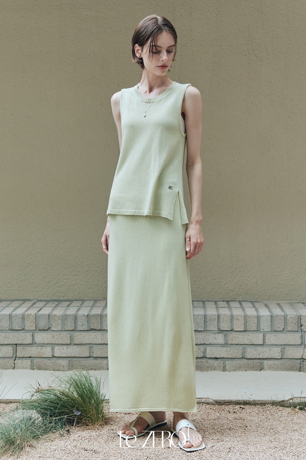 **[세트] 르제로 네오 나시 니트 & 스커트 / 라이트 올리브**는 봄, 여름 시즌에 어울리는 여성용 니트 세트입니다. 라이트 올리브 컬러의 무지 디자인으로 미니멀한 스타일을 연출하며, 릴랙스핏의 H라인 롱스커트와 민소매 라운드넥 니트가 세련된 조화를 이룹니다. 아크릴, 레이온, 린넨, 폴리에스테르 혼방 소재로 제작되어 흡습 및 통기성이 뛰어나 쾌적하며, 신축성 있는 촉감과 자연스러운 드레이프가 특징입니다.
