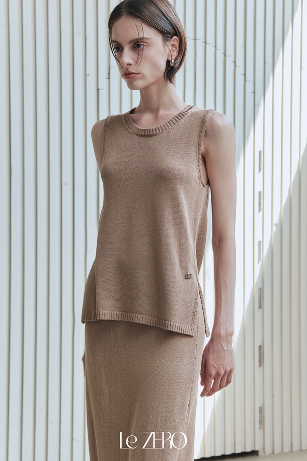 **[세트] 르제로 네오 나시 니트 & 스커트 / 라이트 브라운**

미니멀하고 엘레강스한 무드의 르제로 네오 세트는 부드러운 촉감의 아크릴, 레이온, 린넨, 폴리에스테르 혼방 소재로 제작되어 여름철에도 시원하게 착용 가능합니다. 릴랙스핏의 H라인 롱스커트와 민소매 니트 상의가 자연스러운 실루엣을 연출하며, 77사이즈까지 편안하게 착용할 수 있습니다. 흡습 기능과 안감이 있어 쾌적하며, 라이트 브라운 컬러가 은은한 분위기를 더합니다.
