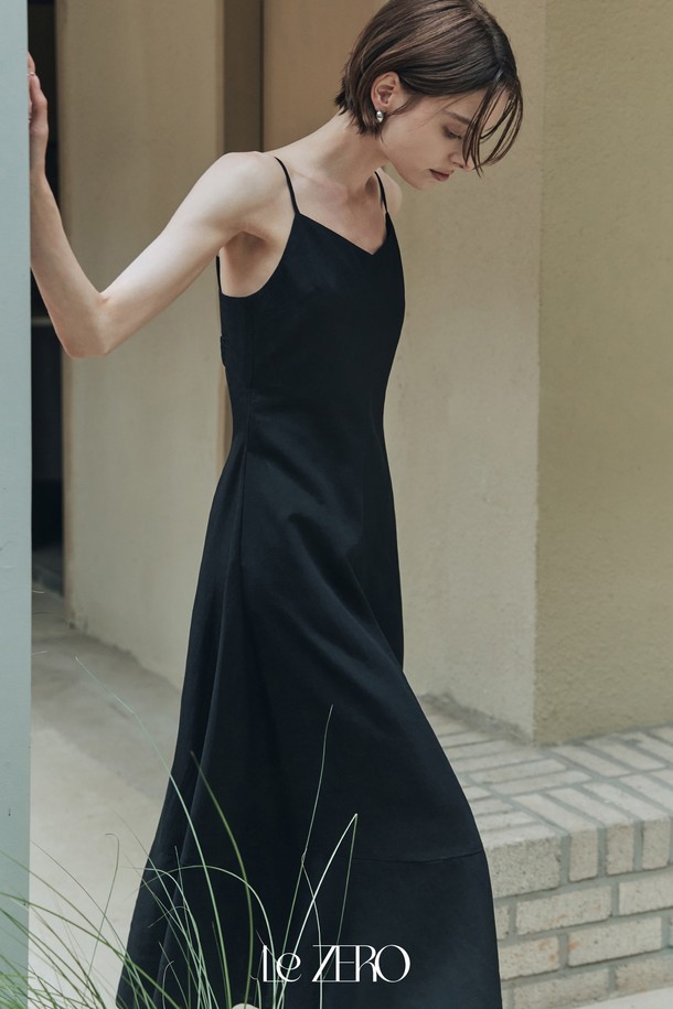 르제로 코튼 린넨 원피스 블랙은 부드러운 촉감의 면과 린넨 혼방 소재로 제작되어 여름철 데일리 또는 리조트룩으로 활용하기 좋습니다. 슬림 숄더 스트랩과 백 턱 디테일이 로맨틱한 무드를 더하며, A라인 핏과 브이넥 디자인으로 여성스러운 실루엣을 완성합니다. 신축성이 있어 편안하게 착용 가능하며, 비침 걱정 없이 시원하게 즐길 수 있습니다.
