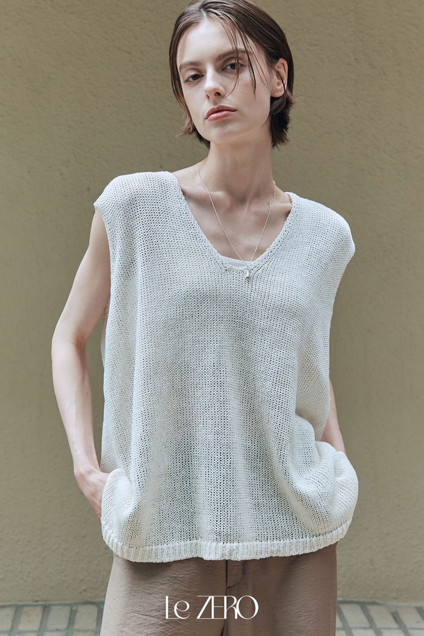 르제로 아이스 브리즈 브이넥 베스트는 시원하고 쾌적한 착용감을 선사하는 여성용 여름 니트입니다. 면과 레이온 혼방 소재에 종이(닥섬유)를 더해 흡습 및 속건 기능을 갖췄으며, 루즈한 니트 짜임과 부드러운 촉감으로 편안함을 더했습니다. 아이보리 컬러의 민소매 디자인과 베이직하면서도 미니멀한 스타일로 다양한 룩에 활용하기 좋으며, 오버핏 또는 루즈핏으로 자연스러운 실루엣을 연출합니다.
