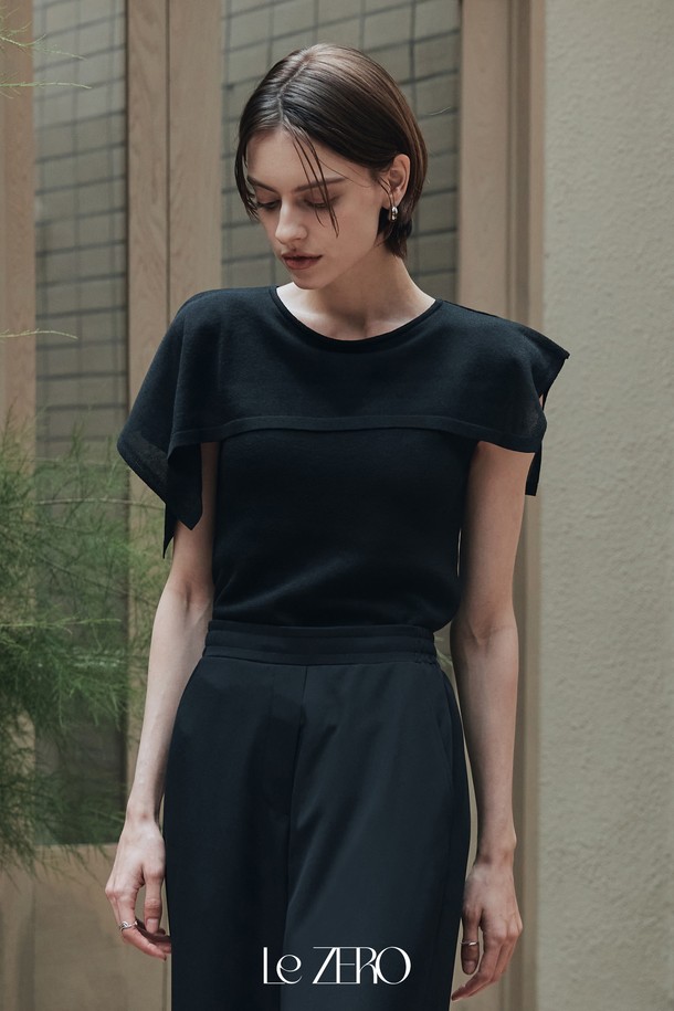 르제로 썸머 플로우 케이프 니트는 우아하고 미니멀한 스타일을 연출하는 여성 상의입니다. 블랙 컬러의 민소매 디자인으로, 린넨, 아크릴, 레이온, 폴리에스테르 혼방 소재를 사용하여 여름철에도 시원하고 편안하게 착용할 수 있습니다. 라운드넥과 릴랙스 핏으로 자연스러운 실루엣을 선사하며, 비대칭 테이프 디테일과 레이어드 테이프 장식이 특징입니다.
