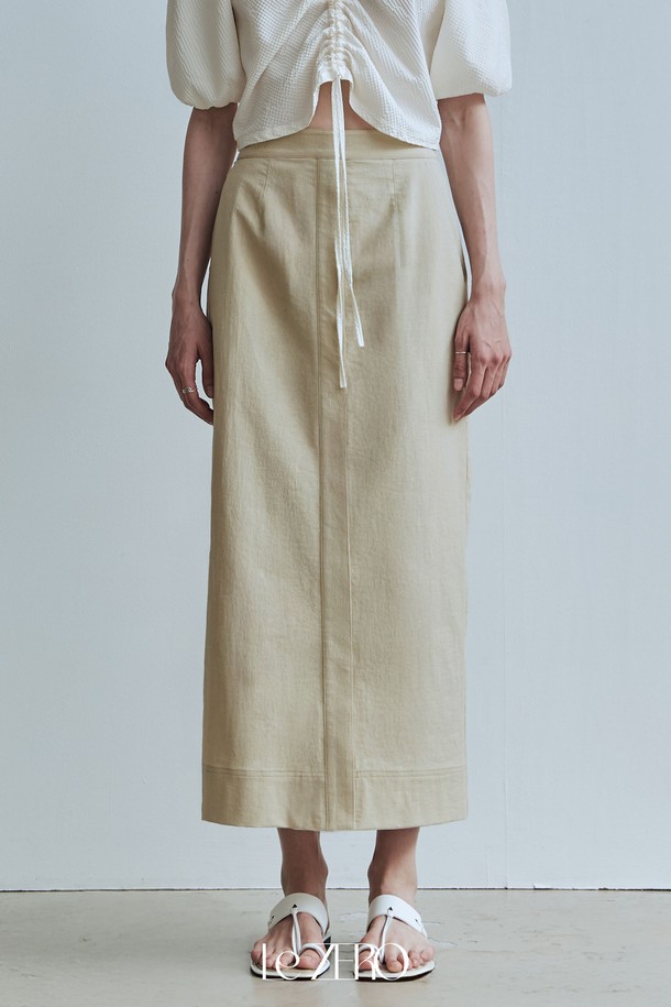 르제로 스티치 롱 스커트 / 베이지는 여름에 어울리는 여성 롱스커트입니다. 베이직하고 미니멀한 디자인으로 면, 나일론, 스판덱스 혼방 소재의 부드러운 촉감과 릴랙스 핏이 편안함을 선사합니다. H라인 핏에 무지 패턴, 슬릿 디테일, 톤온톤 스티치, 자연스러운 드레이프가 특징이며, 비침 없이 중간 두께감으로 제작되었습니다.
