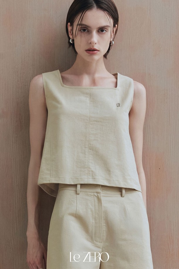 르제로 스티치 스퀘어 넥 슬리브리스는 우아하고 미니멀한 스타일을 연출해 주는 여성 상의입니다. 베이지 컬러에 톤온톤 스티치 디테일이 더해져 은은한 포인트를 주고, 앞면 펜던트와 뒷면 3개의 버튼 디테일이 여성스러운 무드를 자아냅니다. 면, 나일론, 스판덱스 혼방 소재로 제작되어 봄, 여름철 릴랙스 핏으로 편안하게 착용 가능하며, 플레어 밑단과 깔끔한 봉제로 세련된 실루엣을 완성합니다.
