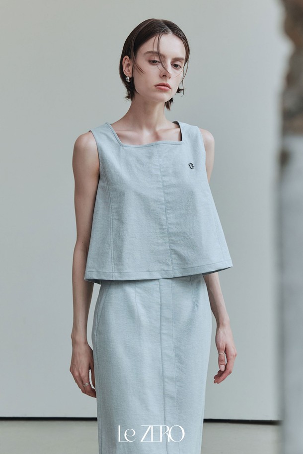 르제로 스티치 스퀘어 넥 슬리브리스는 미니멀하고 베이직한 스타일의 여성 여름 의류입니다. 면, 나일론, 스판덱스 혼방 소재로 제작되어 릴랙스 핏과 뛰어난 신축성을 제공하며, 적당한 두께감으로 편안한 착용감을 선사합니다. 스퀘어 넥 라인과 톤온톤 스티치, 전면 펜던트 장식, 후면 버튼 디테일, 자연스러운 슬릿으로 포인트를 더한 블루 컬러의 슬리브리스입니다.
