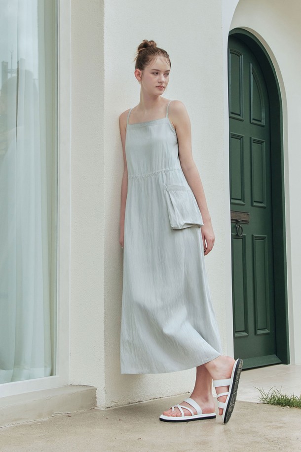 [2컬러] 조이 포켓 원피스는 레이온, 나일론, 폴리에스터 혼방 소재로 제작되어 가볍고 부드러운 촉감을 선사하며, 여름철 데일리룩과 휴가룩에 활용하기 좋습니다. 스퀘어넥 디자인에 민소매 또는 스트랩으로 연출 가능하며, 허리 스트링과 D링 디테일로 길이 조절이 용이하여 레귤러핏으로 편안하게 착용할 수 있습니다. 양쪽 포켓 디테일과 뒷면 밴딩 처리로 활동성을 높였으며, 안감이 있어 이너웨어와 함께 레이어드하여 다양한 스타일을 연출할 수 있습니다.
