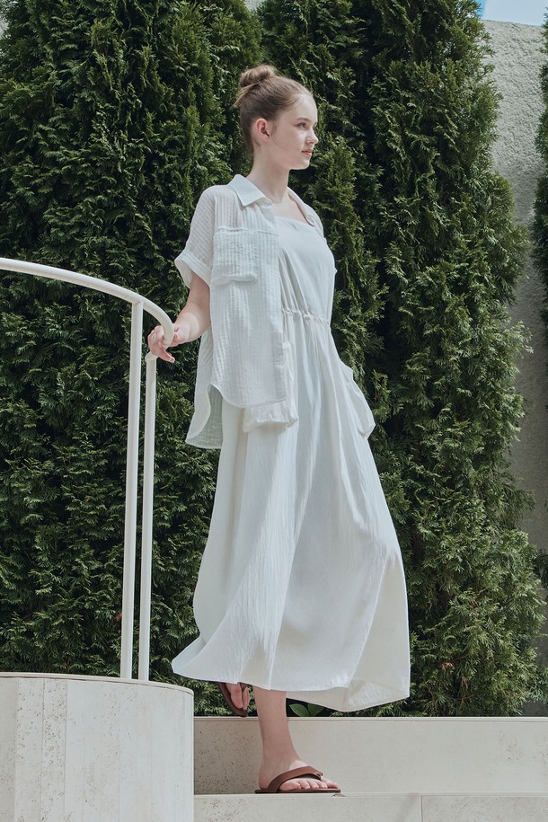 **[2컬러] 조이 포켓 원피스**는 레이온, 나일론, 폴리에스터 혼방 소재로 제작되어 가볍고 시원한 착용감을 선사하는 여름 원피스입니다. 아이보리, 그레이 두 가지 색상으로 출시되었으며, 루즈핏 스퀘어넥 디자인에 넉넉한 핏으로 편안한 데일리룩과 휴가룩을 연출할 수 있습니다. D링 디테일로 길이 조절이 가능하며, 허리 스트링과 뒷면 밴딩, 사이드 포켓으로 실용성과 스타일을 모두 갖춘 베이직한 매력의 원피스입니다.
