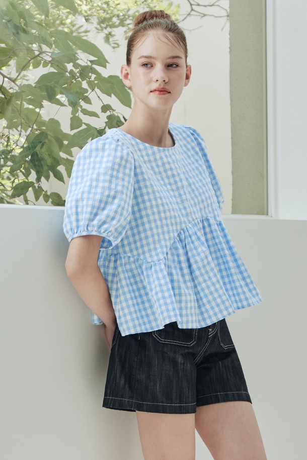 [2컬러] 릴리 퍼프 블라우스는 로맨틱하고 러블리한 무드를 연출하는 여성 블라우스입니다. 블루와 레드로 출시되었으며, 면과 폴리에스테르 혼방 소재의 체크 패턴으로 시원한 여름철에 착용하기 좋습니다. 라운드넥, 반소매, 릴랙스핏 디자인에 페플럼 디테일, 백 버튼, 퍼프 소매로 볼륨감 있는 실루엣을 완성합니다.
