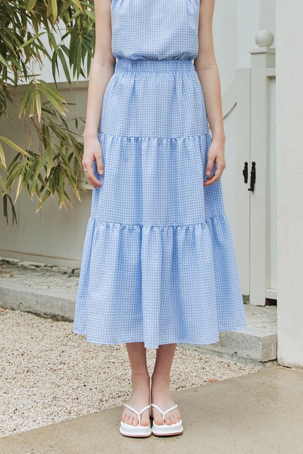 블루 컬러의 블루벨 캉캉 스커트는 산뜻한 체크 패턴과 A라인 핏으로 여성스러운 실루엣을 연출합니다. 가볍고 부드러운 폴리에스테르 혼방 소재에 안감 처리가 되어 비침 걱정 없이 편안하게 착용 가능하며, 허리 전체 밴딩과 양쪽 포켓 디테일로 실용성을 더했습니다. 데일리룩부터 리조트룩까지 활용 가능한 캐주얼 스타일로, 캉캉 디자인 특유의 볼륨감과 넉넉한 루즈핏이 봄, 여름 시즌 시원하고 경쾌한 무드를 선사합니다.
