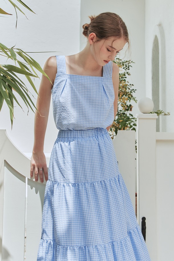 블루 컬러의 시원한 분위기를 연출하는 블루벨 체크 나시입니다. 가볍고 통기성이 좋은 폴리에스테르와 면 혼방 소재로 제작되어 여름철에도 쾌적하게 착용할 수 있습니다. 레귤러핏에 스퀘어넥 디자인, 전면 핀턱 디테일과 후면 밴딩, 옆면 지퍼를 더해 편안함과 스타일을 동시에 잡았습니다.
