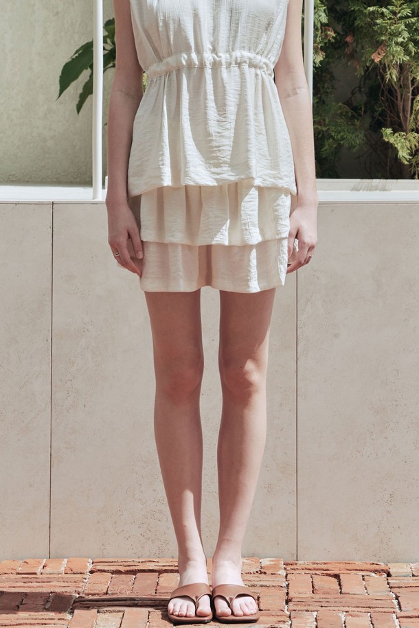 허리 전체 밴딩과 스트링으로 편안한 착용감을 선사하는 레이어드 팬츠 스커트입니다. 시원한 레이온, 나일론, 린넨 혼방 소재로 제작되어 여름철에도 쾌적하게 착용 가능하며, A라인 루즈핏 실루엣과 중간 기장으로 다리 라인을 커버해 줍니다. 아이보리 컬러의 무지 디자인에 바지 레이어드로 캐주얼한 스타일을 연출해 보세요.
