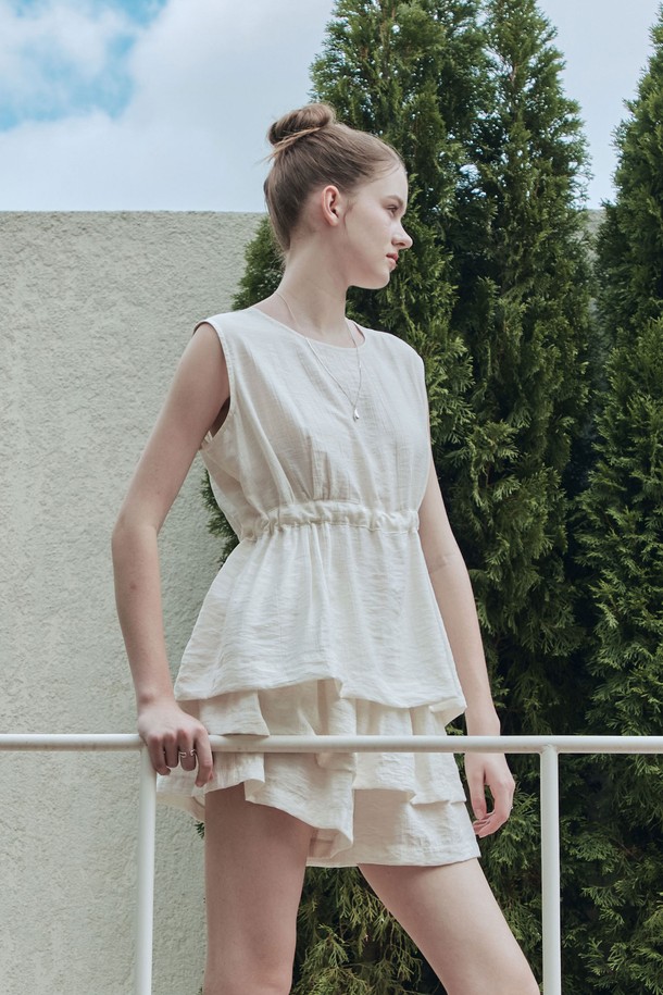 부드러운 촉감의 아이보리 컬러 리본 포인트 슬리브리스 블라우스입니다. 레이온, 나일론, 린넨 혼방 소재로 제작되어 여름에도 시원하게 착용 가능하며, 우아한 스타일을 연출합니다. 라운드넥과 민소매 디자인에 뒷면 리본 및 스트링 디테일이 더해져 여성스러운 매력을 더하고, 약간의 신축성으로 편안한 착용감을 선사합니다.
